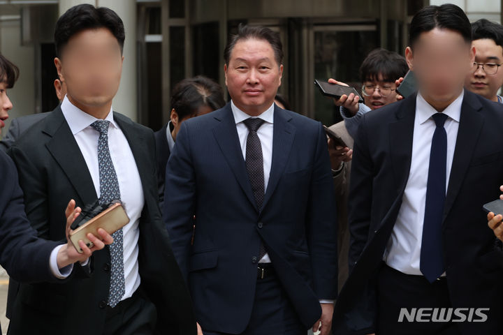 [서울=뉴시스] 최진석 기자 = 최태원 SK그룹 회장이 12일 오후 서울 서초구 서울고등법원에서 열린 최태원-노소영 이혼 소송 항소심 1차변론을 마친 뒤 법원을 나서고 있다. (공동취재) 2024.03.12. photo@newsis.com