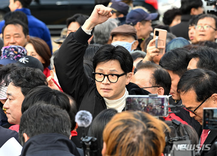[서울=뉴시스] 이영환 기자 = 한동훈 국민의힘 비상대책위원장이 12일 오후 서울 영등포구 타임스퀘어 광장에서 지지자들에게 인사를 하고 있다. 2024.03.12. (공동취재) 2024.03.12. photo@newsis.com
