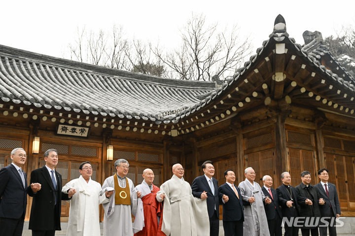 [서울=뉴시스] 윤석열 대통령이 12일 청와대 상춘재에서 열린 종교지도자 오찬간담회에서 손을 잡고 기념촬영을 하고 있다. (사진=대통령실 제공) 2024.03.12.photo@newsis.com *재판매 및 DB 금지