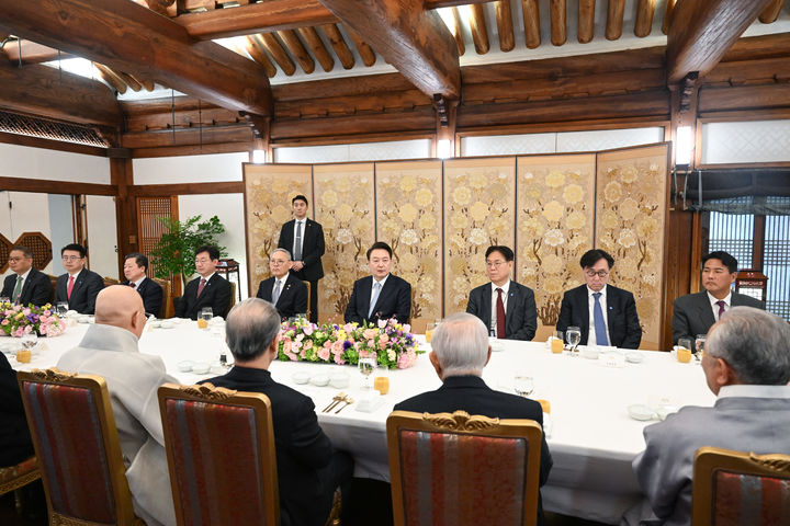 [서울=뉴시스] 윤석열 대통령이 12일 청와대 상춘재에서 열린 종교지도자 오찬간담회에서 발언하고 있다. (사진=대통령실 제공) 2024.03.12.photo@newsis.com *재판매 및 DB 금지