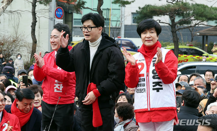 [서울=뉴시스] 이영환 기자 = 한동훈 국민의힘 비상대책위원장과 김영주 영등포갑, 박용찬 영등포을 후보가 12일 오후 서울 영등포구 타임스퀘어 광장에서 지지자들에게 인사를 하고 있다.  2024.03.12. (공동취재) 2024.03.12. photo@newsis.com