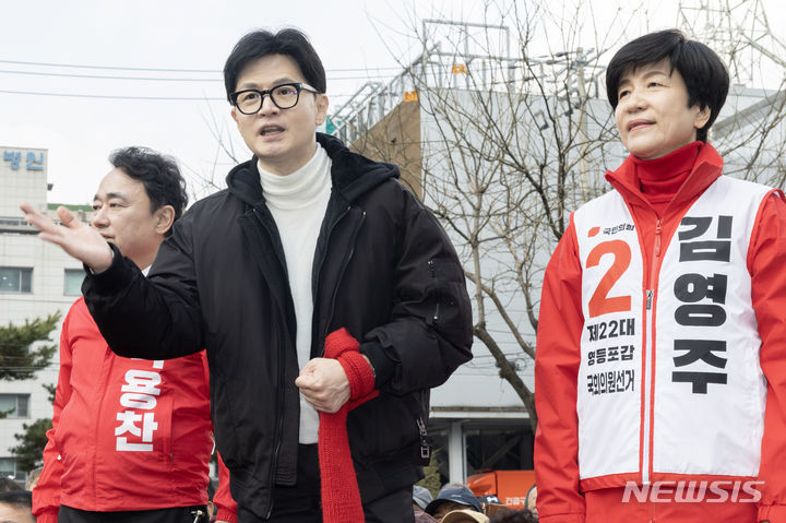 [서울=뉴시스] 이영환 기자 = 한동훈 국민의힘 비상대책위원장이 12일 오후 서울 영등포구 타임스퀘어 광장에서 시민들에게 지지를 호소하고 있다.  2024.03.12. (공동취재) 2024.03.12. photo@newsis.com