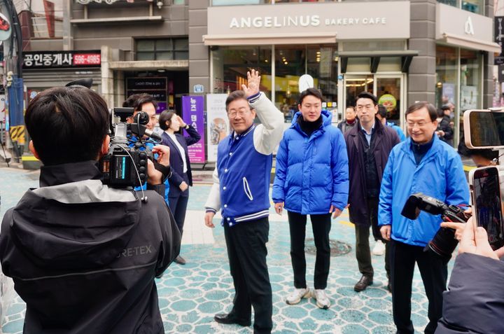 [서울=뉴시스] 조성봉 기자 = 이재명 더불어민주당 대표가 12일 서울 동작구 남성사계시장을 방문해 시민들에게 인사하고 있다.(사진=류삼영 선거캠프 제공) 2024.03.12. photo@newsis.com *재판매 및 DB 금지