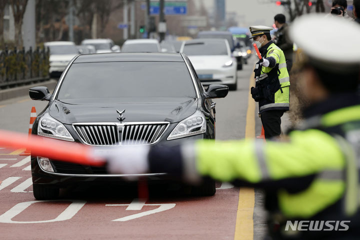[서울=뉴시스] 최동준 기자 = 경찰이 12일 서울 마포구 하늘초등학교 인근 어린이보호구역에서 신학기를 맞아 초등학교 하교시간대 음주운전 특별단속을 실시하고 있다. 2024.03.12. photocdj@newsis.com