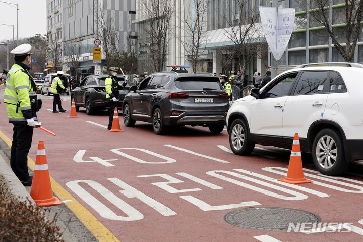 [서울=뉴시스] 최동준 기자 = 경찰이 12일 서울 마포구 하늘초등학교 인근 어린이보호구역에서 신학기를 맞아 초등학교 하교시간대 음주운전 특별단속을 실시하고 있다. 2024.03.12. photocdj@newsis.com