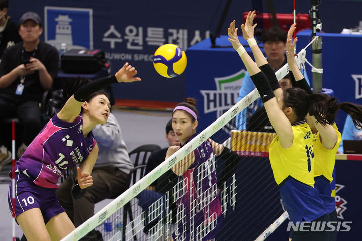 [수원=뉴시스] 권창회 기자 = 12일 오후 경기 수원 실내체육관에서 열린 2023-24 도드람 V-리그 프로배구 현대건설과 흥국생명의 경기, 흥국생명 김연경이 스파이크 하고 있다. 2024.03.12. kch0523@newsis.com