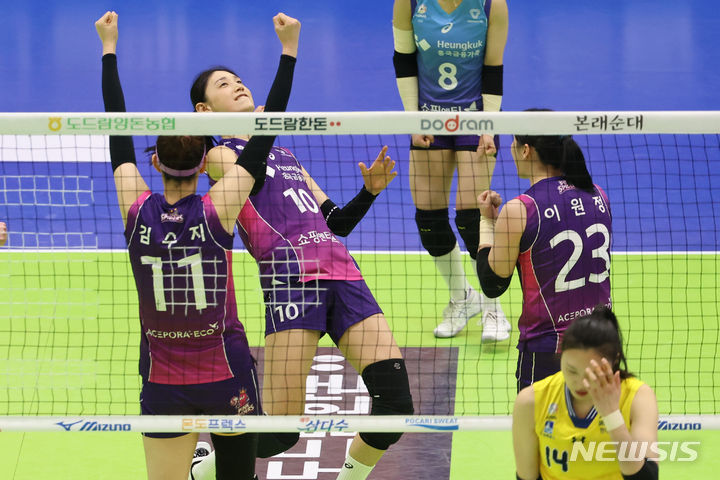 [수원=뉴시스] 권창회 기자 = 12일 오후 경기 수원 실내체육관에서 열린 2023-24 도드람 V-리그 프로배구 현대건설과 흥국생명의 경기, 흥국생명 김연경이 포효하고 있다. 2024.03.12. kch0523@newsis.com