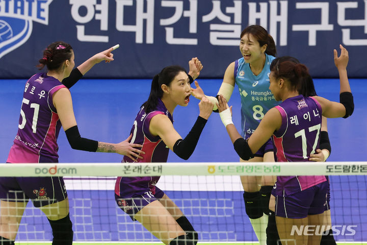 [수원=뉴시스] 권창회 기자 = 12일 오후 경기 수원 실내체육관에서 열린 2023-24 도드람 V-리그 프로배구 현대건설과 흥국생명의 경기, 흥국생명 김연경이 포효하고 있다. 2024.03.12. kch0523@newsis.com