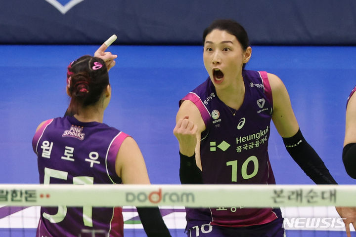 [수원=뉴시스] 권창회 기자 = 12일 오후 경기 수원 실내체육관에서 열린 2023-24 도드람 V-리그 프로배구 현대건설과 흥국생명의 경기, 흥국생명 김연경이 포효하고 있다. 2024.03.12. kch0523@newsis.com