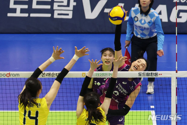 [수원=뉴시스] 권창회 기자 = 12일 오후 경기 수원 실내체육관에서 열린 2023-24 도드람 V-리그 프로배구 현대건설과 흥국생명의 경기, 흥국생명 김연경이 스파이크 하고 있다. 2024.03.12. kch0523@newsis.com