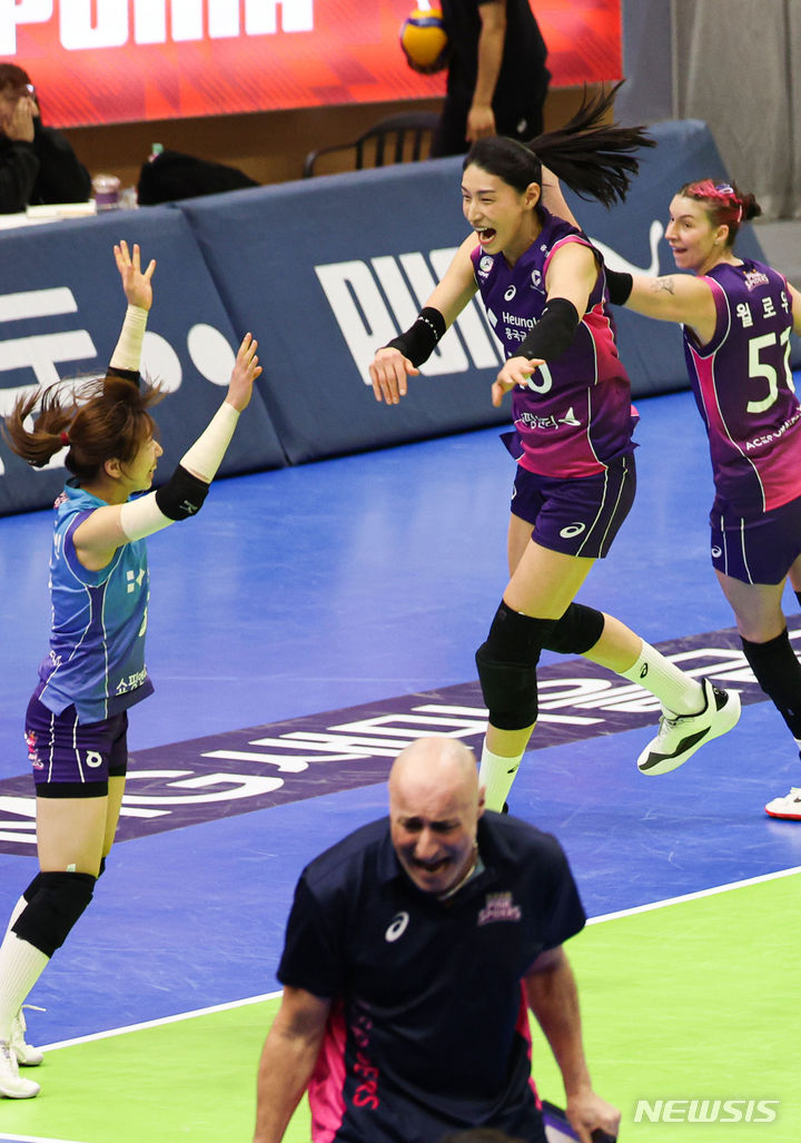 [수원=뉴시스] 권창회 기자 = 12일 오후 경기 수원 실내체육관에서 열린 2023-24 도드람 V-리그 프로배구 현대건설과 흥국생명의 경기, 흥국생명 김연경이 2세트 승리 후 동료들과 기뻐하고 있다. 2024.03.12. kch0523@newsis.com
