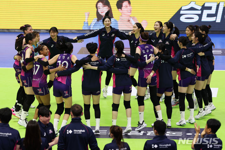 [수원=뉴시스] 권창회 기자 = 12일 오후 경기 수원 실내체육관에서 열린 2023-24 도드람 V-리그 프로배구 현대건설과 흥국생명과의 경기, 세트스코어 3대 0으로 승리한 흥국생명 선수들이 기뻐하고 있다. 2024.03.12. kch0523@newsis.com