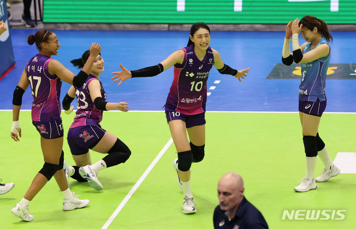 [수원=뉴시스] 권창회 기자 = 12일 오후 경기 수원 실내체육관에서 열린 2023-24 도드람 V-리그 프로배구 현대건설과 흥국생명의 경기, 세트스코어 3대 0으로 승리한 흥국생명 선수들이 기뻐하고 있다. 2024.03.12. kch0523@newsis.com