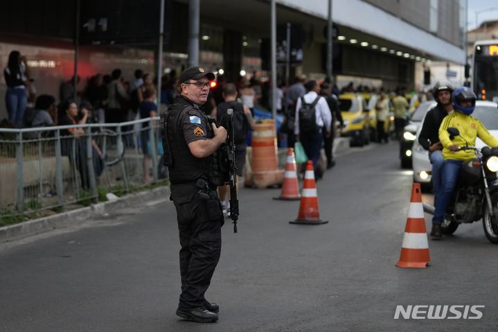 [리우데자네이루=AP/뉴시스] 3월12일 버스를 납치해 2명에게 총격을 입히고 17명을 인질로 잡았던 남성이 약 3시간 만에 체포된 뒤 경찰이 일대를 순찰하고 있다.&nbsp; 북동부 세아라주에서는 6월 20일 총격범들이 마을 축제광장을 습격해 9명의 사상자가 발생했다.&nbsp; 2024.06.21. 