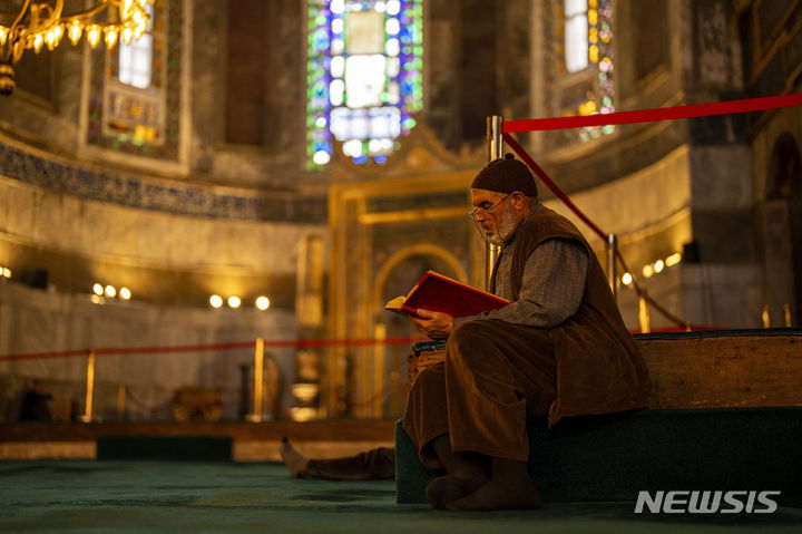 [이스탄불=AP/뉴시스] 라마단 기간인 12일(현지시간) 튀르키예 이스탄불에서 무슬림이 코란을 읽고 있다. 2024.03.13.