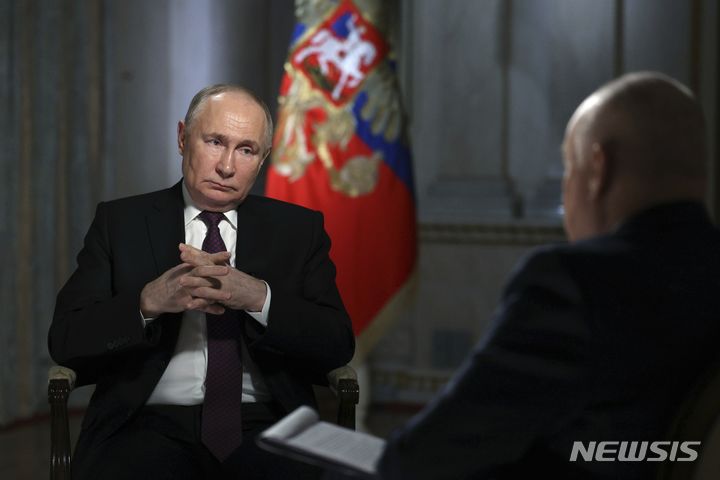 [모스크바=AP/뉴시스] 블라디미르 푸틴 러시아 대통령이 12일(현지시각) 러시아 모스크바에서 국영방송 로씨아1과 인터뷰를 하고 있다. 2024.03.14.