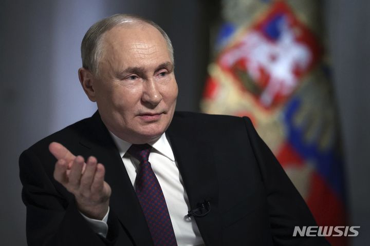 [모스크바=AP/뉴시스] 블라디미르 푸틴 러시아 대통령이 12일(현지시각) 러시아 모스크바에서 국영방송 로씨아1과 인터뷰를 하고 있다. 2024.03.14.