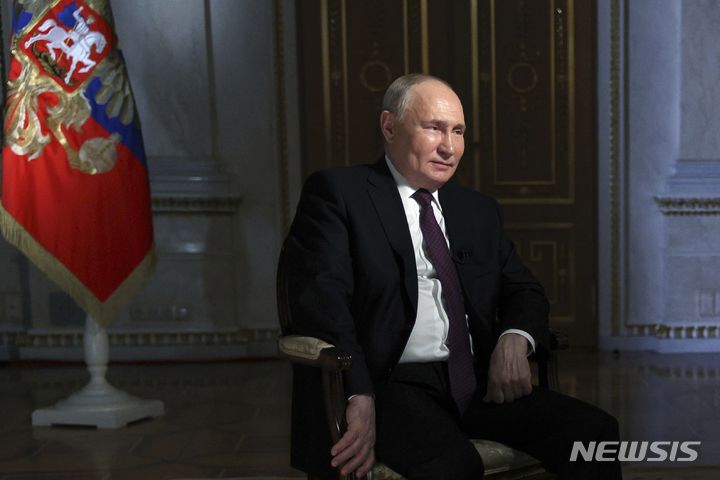 [모스크바=AP/뉴시스] 블라디미르 푸틴 러시아 대통령이 12일(현지시각) 러시아 모스크바에서 국영방송 로씨아1과 인터뷰를 하고 있다. 2024.03.14.