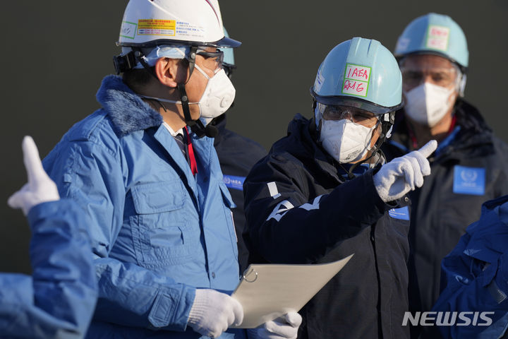 [후쿠시마=AP/뉴시스]국제원자력기구(IAEA)는 일본 후쿠시마(福島) 제1 원자력 발전소 오염수(일본 정부 명칭 처리수) 10차 방류에 대해 독자적인 점검을 실시한 결과 삼중수소(트리튬) 농도가 국제 기준치를 훨씬 밑돈다는 사실을 확인했다고 밝혔다. 사진은 라파엘 그로시 IAEA 사무총장(가운데 검정색 옷)이 지난 3월 13일 일본 도쿄전력이 운영하는 후쿠시마현 소재 후쿠시마 제1 원자력발전소에서 오염수 해양 방류 시설을 시찰하고 있는 모습. 2024.10.22.