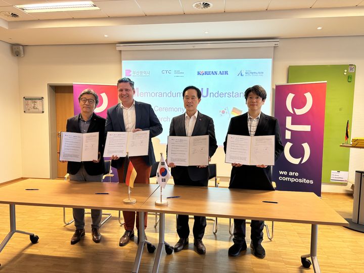 [부산=뉴시스] 부산시는 독일 현지시각으로 지난 12일 독일 슈타데시에 위치한 에어버스(Airbus) CTC 본사에서 에어버스 CTC, 대한항공, 부산테크노파크와 '부산 미래항공산업 육성 협력 업무협약'을 체결했다. (사진=부산시 제공) 2024.03.13. photo@newsis.com *재판매 및 DB 금지