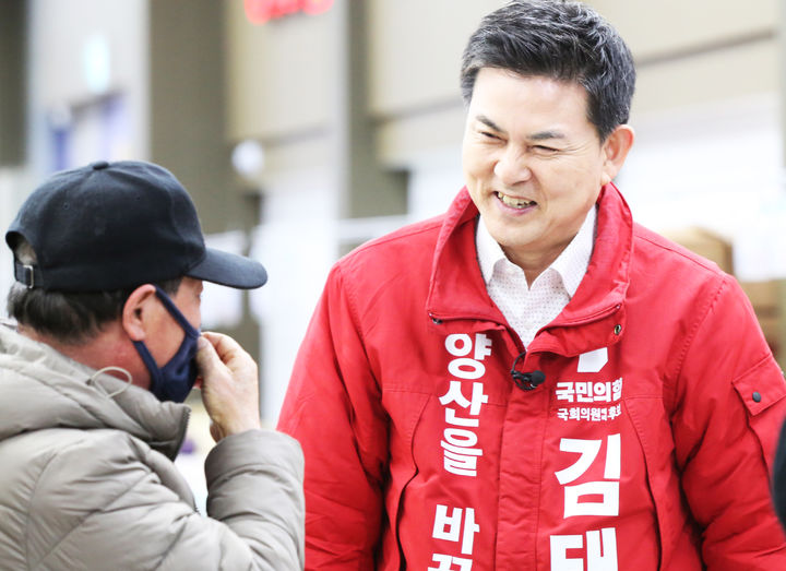 [양산=뉴시스] 양산을 지역구 김태호 예비후보가 시민들에게 지지를 호소하고 있다. (사진= 김태호 예비후보 선거사무실 제공) 2024.03.13. photo@newsis.com *재판매 및 DB 금지