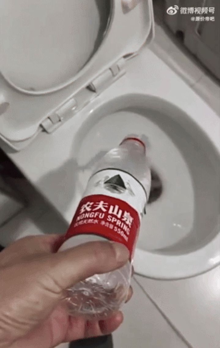 [서울=뉴시스] 중국 음료 대기업 눙푸산취안이 반민족 기업으로 몰려 불매운동에 휩싸였다고 11일(현지시간) 홍콩 사우스차이나모닝포스트가 보도했다. <사진캡처=웨이보> 2024.3.13. *재판매 및 DB 금지