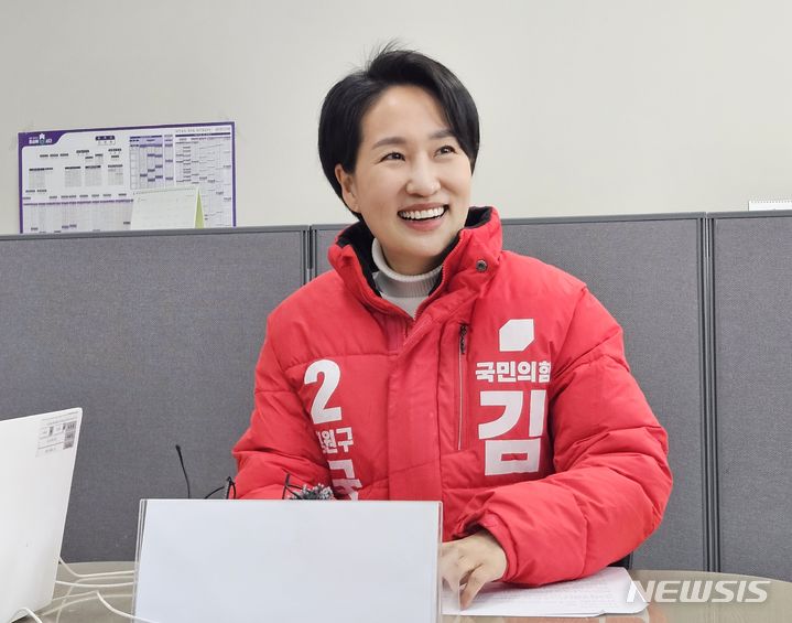 [청주=뉴시스] 이도근 기자= 국민의힘 충북 청주청원 김수민 예비후보가 13일 충북도청 기자실을 찾아 청주국제공항을 축으로 하는 '청주 북부 신경제생활권 조성' 공약에 대해 설명하고 있다. 2024.3.13. nulha@newsis.com 