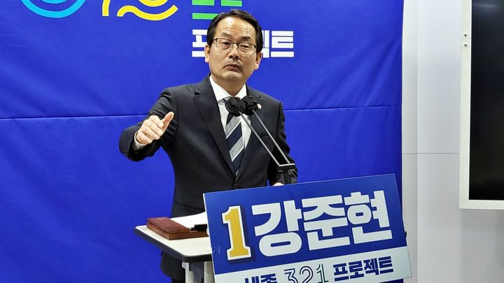 세종=뉴시스] 송승화 기자 = 강준현 더불어민주당 세종 을 선거구 후보가 설명하고 있다. 2024.03.12.ssong1007@newsis.com *재판매 및 DB 금지