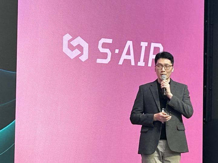 서상덕 S2W대표가 기업용 경량화 거대언어모델(sLLM) 플랫폼 'S-AIP(S2W Artificial Intelligence Platform)'를 소개하고 있다(사진=송혜리 기자) *재판매 및 DB 금지