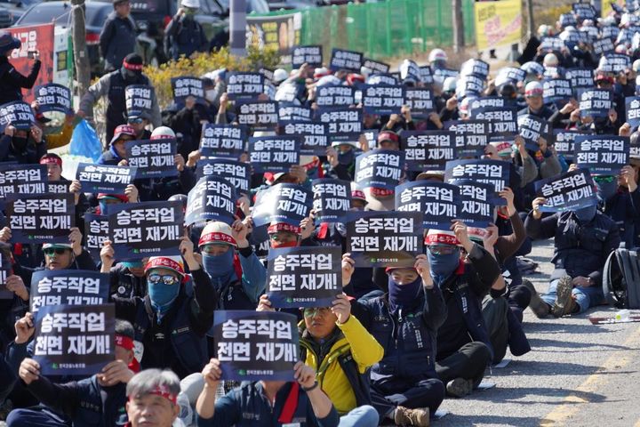 [나주=뉴시스] 민주노총 전국건설노동조합 전기분과위원회는 13일 전남 나주 한전 본사 앞에서 생존권 쟁취를 위한 결의대회를 열었다. (사진=민주노총 건설노조 제공) 2024.03.13. photo@newsis.com  *재판매 및 DB 금지