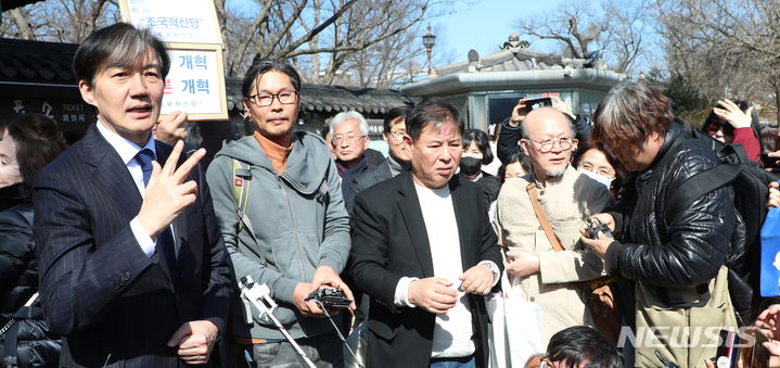 [전주=뉴시스] 김얼 기자 = 조국 조국혁신당 대표가 13일 전북 전주시 전주한옥마을을 방문해 시민들과 인사를 나누고 있다. 2024.03.13. pmkeul@newsis.com