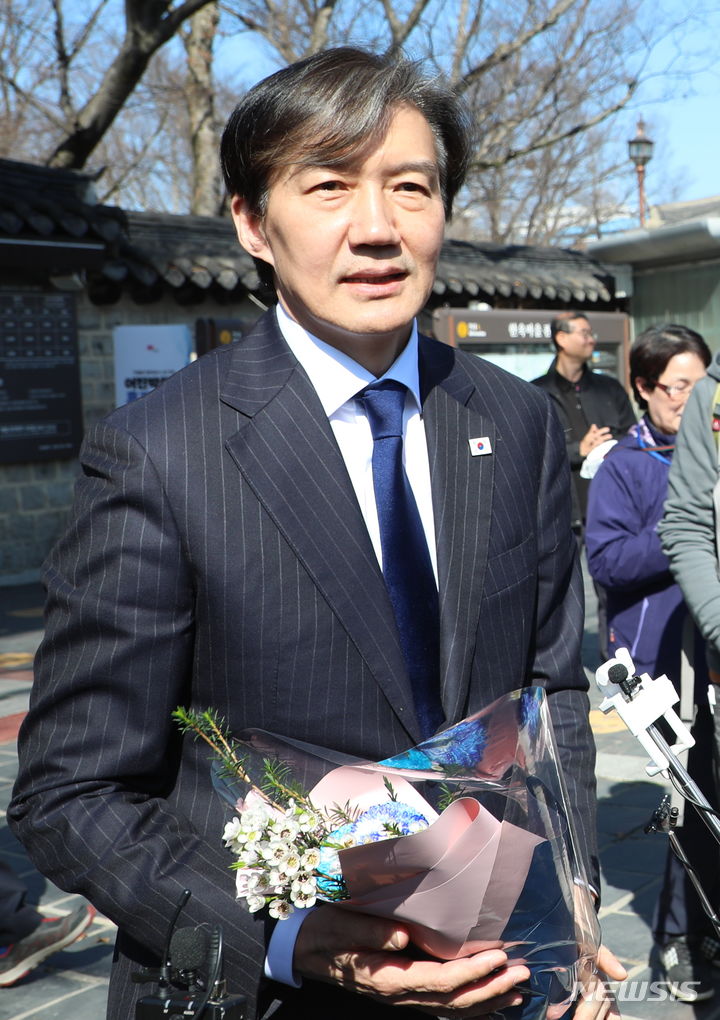 [전주=뉴시스] 김얼 기자 = 조국 조국혁신당 대표가 13일 전북 전주시 전주한옥마을을 방문해 시민들과 인사를 나누고 있다. 2024.03.13. pmkeul@newsis.com