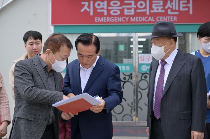 [논산=뉴시스]백성현 논산시장이 13일 백제병원을 찾아 간호-간병통합서비스를 점검하고 있다. (사진=논산시 제공) 2024. 03. 13 *재판매 및 DB 금지