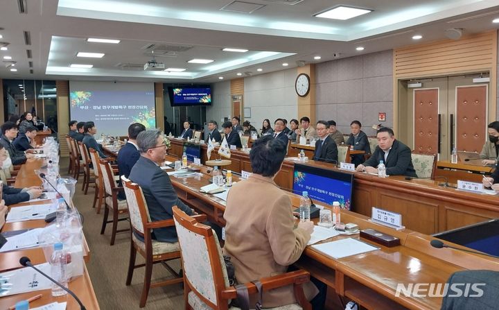 [창원=뉴시스] 13일 오후 한국전기연구원에서 이종호 과학기술정보통신부 장관이 참석한 가운데 '경남 강소연구개발특구 참여기업 간담회'가 열리고 있다.(사진=경남도 제공) 2024.03.13. photo@newsis.com
