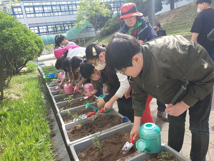 [대구 = 뉴시스] 대구시 남구는 미래교육지구 사업의 일환으로 내달부터 지역 내 초등학교와 연계해 '내일은 도시농부'를 운영한다. (사진 = 대구시 남구 제공) 2024.3.13. photo@newsis.com *재판매 및 DB 금지