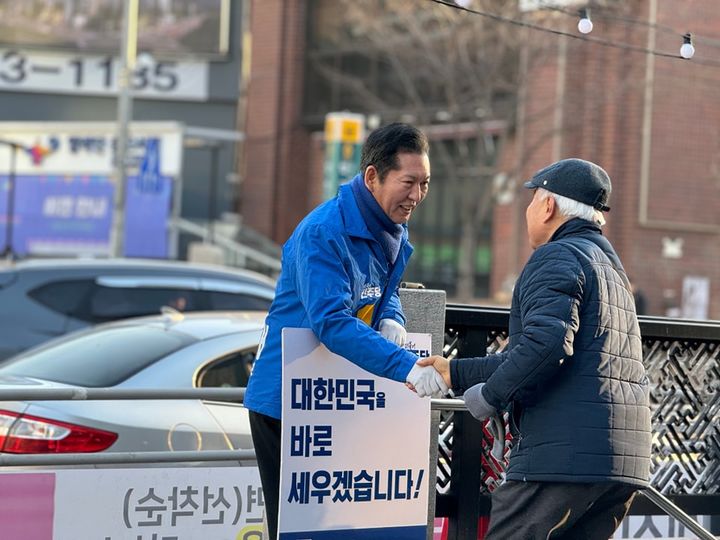 [서울=뉴시스] 정청래 더불어민주당 의원이 9일 서울 마포구 합정역 앞에서 선거 운동을 하고 있다. (사진=정청래 의원 페이스북) 2024.03.13 photo@newsis.com *재판매 및 DB 금지