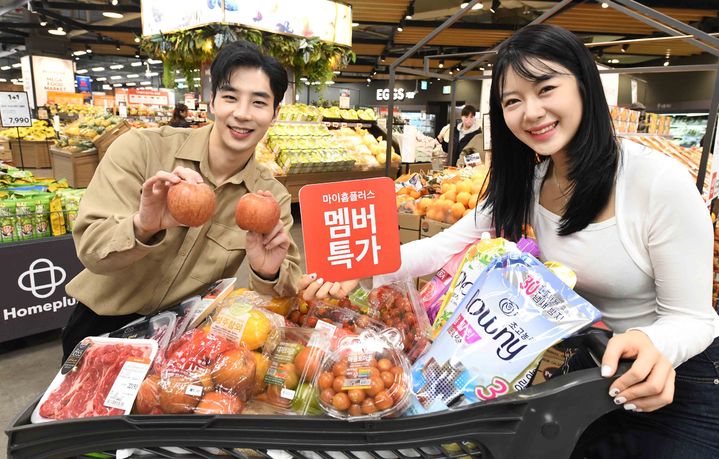 [서울=뉴시스] 13일 서울 등촌동 홈플러스 메가푸드마켓 강서점에서 모델들이 '홈플러스 창립 단독 슈퍼세일 멤버특가 위크'를 소개하고 있다. 홈플러스는 오는 14일부터 20일까지 마이홈플러스 멤버십 회원을 대상으로 홈플러스 창립 단독 슈퍼세일 멤버특가 위크 행사를 진행하고 과일 등 각종 품목을 할인 판매한다. (사진=홈플러스 제공) 2024.03.13. photo@newsis.com *재판매 및 DB 금지
