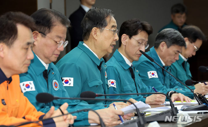 [세종=뉴시스] 강종민 기자 = 한덕수 국무총리가 13일 오전 세종시 정부세종청사에서 열린 의사 집단행동 중앙재난안전대책본부 회의에서 발언하고 있다. 2024.03.13. ppkjm@newsis.com