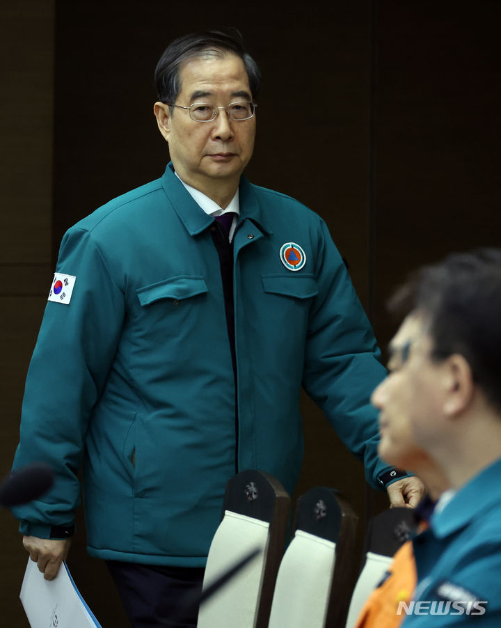 [세종=뉴시스] 강종민 기자 = 한덕수 국무총리가 13일 오전 세종시 정부세종청사에서 열린 의사 집단행동 중앙재난안전대책본부 회의에 입장하고 있다. 2024.03.13. ppkjm@newsis.com