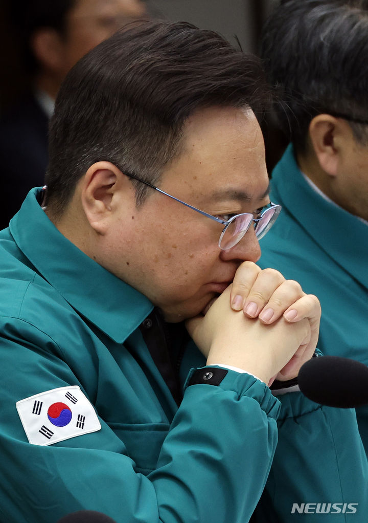 [세종=뉴시스] 강종민 기자 = 조규홍 보건복지부 장관이 13일 오전 세종시 정부세종청사에서 열린 의사 집단행동 중앙재난안전대책본부 회의에 참석, 고심에 찬 표정을 짓고 있다. 2024.03.13. ppkjm@newsis.com