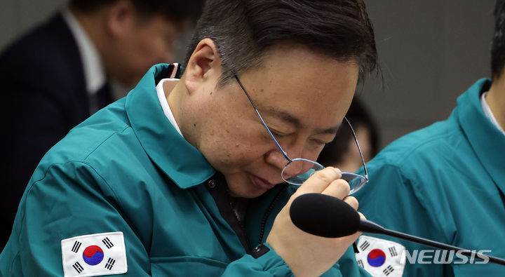 [세종=뉴시스] 강종민 기자 = 조규홍 보건복지부 장관이 13일 오전 세종시 정부세종청사에서 열린 의사 집단행동 중앙재난안전대책본부 회의에 참석, 안경을 고쳐쓰고 있다. 2024.03.13. ppkjm@newsis.com