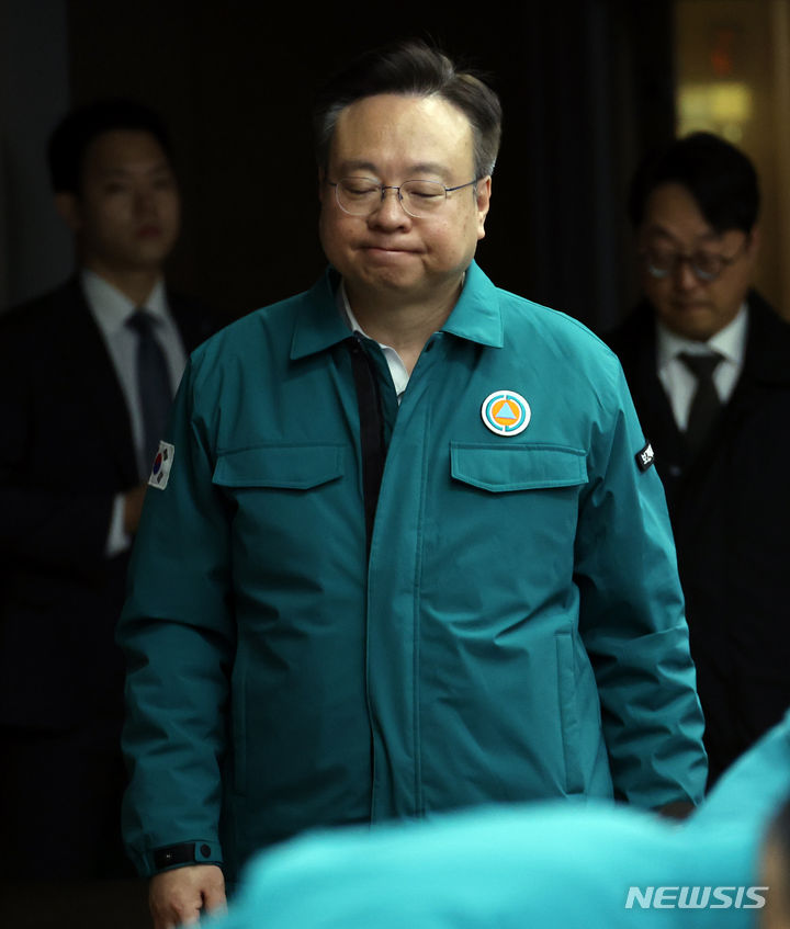 [세종=뉴시스] 강종민 기자 = 조규홍 보건복지부 장관이 13일 오전 세종시 정부세종청사에서 열린 의사 집단행동 중앙재난안전대책본부 회의에 참석하고 있다. 2024.03.13. ppkjm@newsis.com