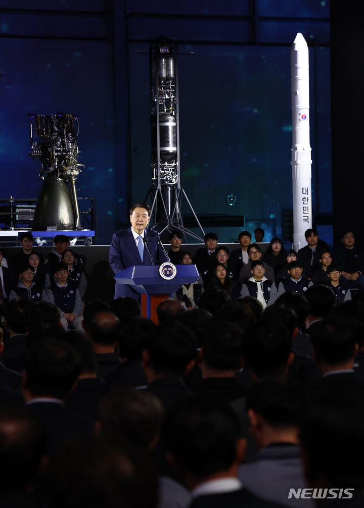 [사천=뉴시스] 전신 기자 = 윤석열 대통령이 13일 사천 한국항공우주산업에서 열린 대한민국 우주산업 클러스터 출범식에서 축사를 하고 있다. 2024.03.13. photo1006@newsis.com