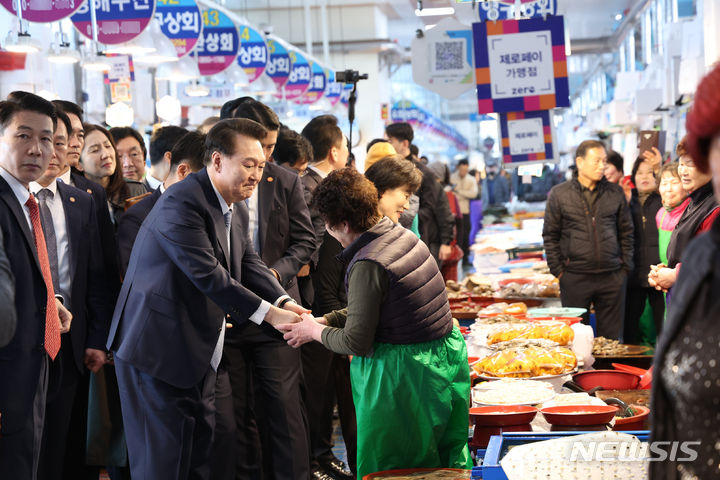 [사천=뉴시스] 조수정 기자 = 윤석열 대통령이 13일 경남 사천시 삼천포용궁수산시장을 찾아 상인과 인사나누고 있다. (대통령실통신사진기자단) 2024.03.13. chocrystal@newsis.com