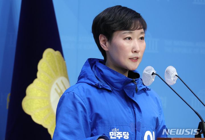 [서울=뉴시스] 조성봉 기자= 더불어민주당 영입인재인 이지은 전 총경이 13일 오후 서울 여의도 국회 소통관에서 제22대 총선 마포갑 출마 선언을 하고 있다. 2024.03.13. suncho21@newsis.com