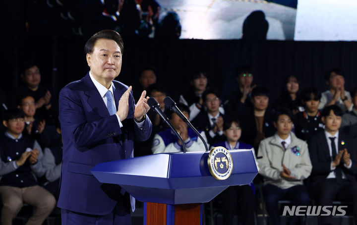[사천=뉴시스] 전신 기자 = 윤석열 대통령이 13일 사천 한국항공우주산업에서 열린 대한민국 우주산업 클러스터 출범식에서 축사를 하며 박수치고 있다. 2024.03.13. photo1006@newsis.com