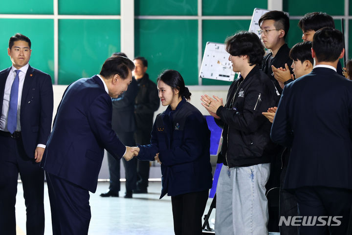 [사천=뉴시스] 전신 기자 = 윤석열 대통령이 13일 사천 한국항공우주산업에서 열린 대한민국 우주산업 클러스터 출범식에 입장하며 참석자들과 인사하고 있다. 2024.03.13. photo1006@newsis.com