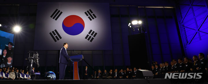 [사천=뉴시스] 전신 기자 = 윤석열 대통령이 13일 사천 한국항공우주산업에서 열린 대한민국 우주산업 클러스터 출범식에서 축사를 하고 있다. 2024.03.13. photo1006@newsis.com