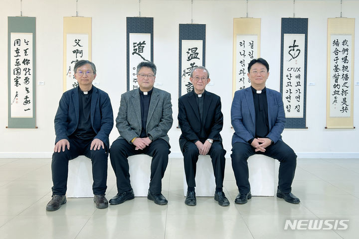 [서울=뉴시스] 박진희 기자 = 정성훈(왼쪽 두번째) 파비아노 신부가 지난 13일 서울 명동대성당 지하 전시장인 '갤러리 1898'에서 5인 합동 서예 전시 '십자가 영성' 개막식에 앞서 용하진(왼쪽부터) 실바노 신부, 한만옥 토마스 신부, 남덕희 베드로 신부와 함께 사진 촬영을 하고 있다. 이날 도현우 안토니오 신부는 사역 출장으로 참석하지 못했다. 2024.03.16. pak7130@newsis.com