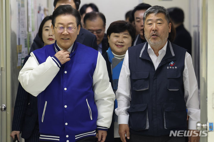 [서울=뉴시스] 추상철 기자 = 이재명 더불어민주당 대표가 13일 오후 서울 여의도 한국노총에서 열린 '더불어민주당-한국노총 정책 간담회'에서 김동명 한국노총 위원장과 함께 간담회장으로 들어서고 있다. 2024.03.13. scchoo@newsis.com
